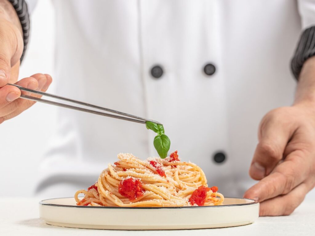 Chef finalizando prato de pasta italiana