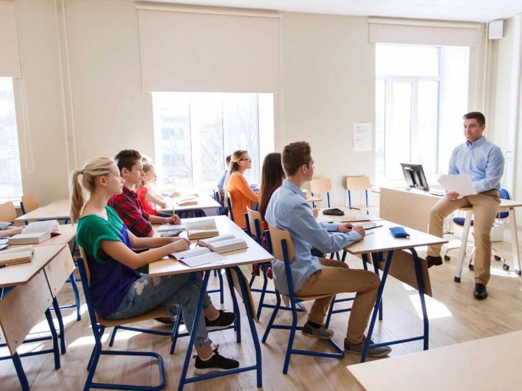 Alunos com bolsas de estudo no exterior em sala de aula