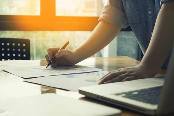 Coloque sua meta no planejamento financeiro 2020, defina uma data para conquistá-la e faça um levantamento de quanto será necessário investir para conseguir.