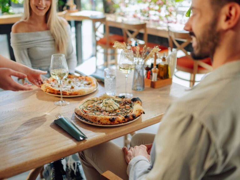 Casal em um dos restaurantes na Itália