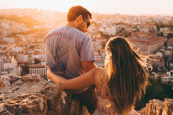 Os custos de um intercâmbio para casais geralmente são mais em conta do que para quem viaja sozinho, justamente porque as despesas são divididas.