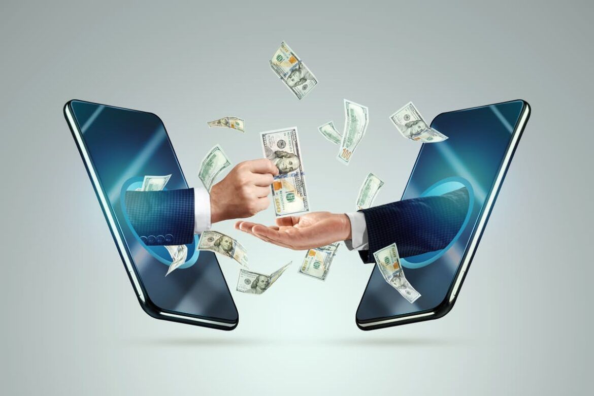 Mãos com dinheiro saindo das telas dos celulares simulando transferência de dinheiro pela wise ou Remessa Online