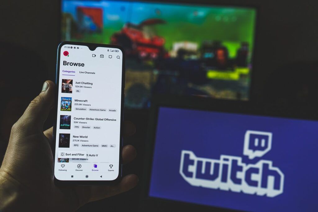 Aplicativo Twitch em várias telas. O Twitch é um serviço interativo de transmissão ao vivo para conteúdo que abrange jogos, entretenimento, esportes, música e muito mais