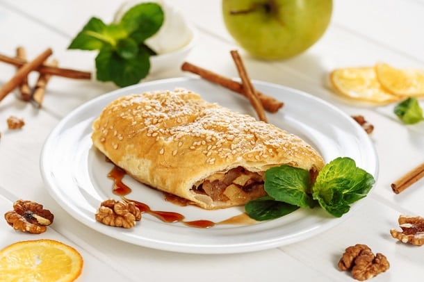 O Apfelstrudel pode ser considerado o pai da torta de maçã. Feito com massa folheada e recheio de maça, é a sobremesa mais popular da Áustria.
