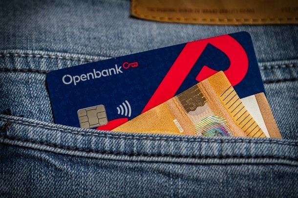 O OpenBank faz muito sucesso em países como Alemanha e Portugal. Além dos benefícios da conta, o cliente ainda recebe benefícios como descontos em vários lugares.