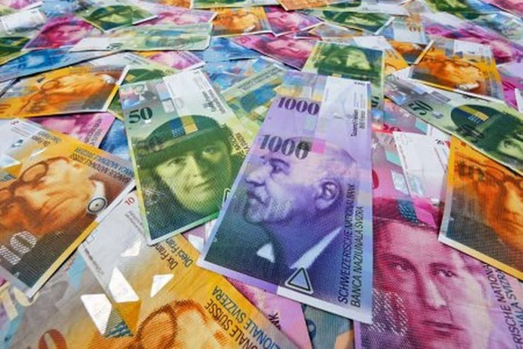 A Suíça é um dos poucos países da Europa que não aderiram ao Euro. A moeda do país é o Franco Suíço.