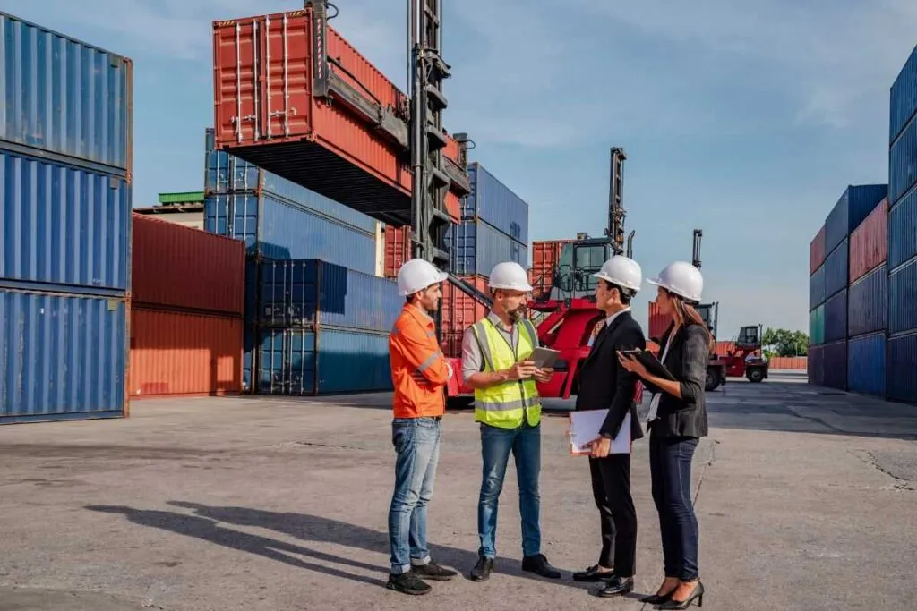 Funcionários da aduana verificando mercadorias no porto. 