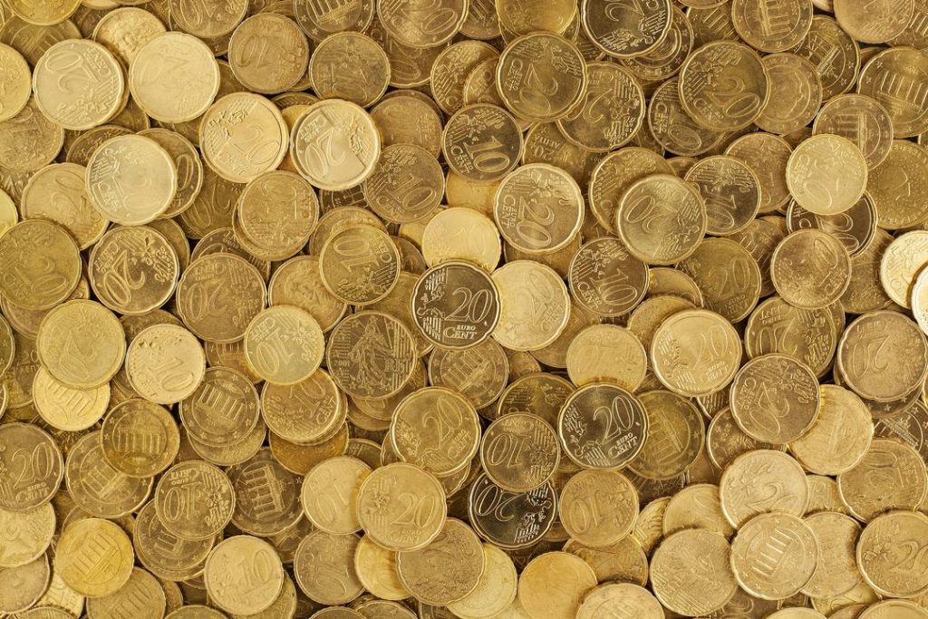Saiba tudo sobre a origem das moedas de Euro, a sua utilização e os países que adotam oficialmente. Confira neste artigo!