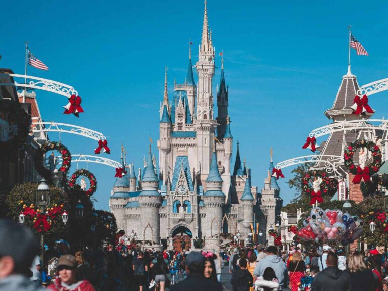Pessoas trabalhando na Disney