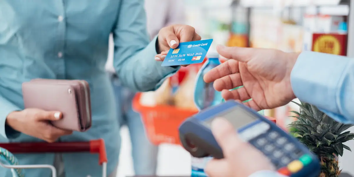 Cartão de crédito internacional: homem efetuando pagamento de compra