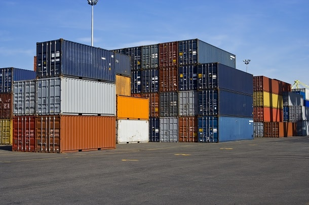Através de um porto seco é possível realizar operações de movimentação, desembaraço, entrepostagem, armazenagem e despacho aduaneiro.