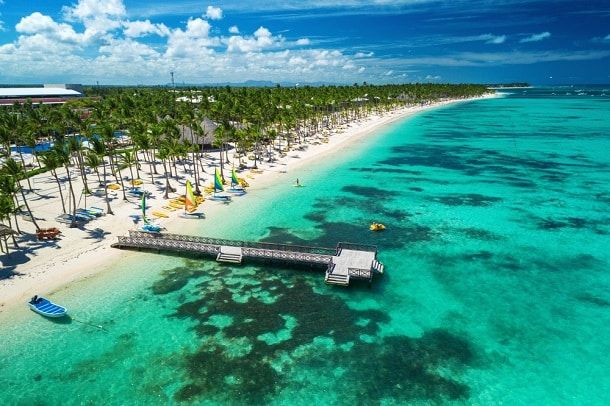 O mar da praia do Bávaro é calmo e a água é cristaliza num tom turquesa que dá ao turista a sensação de que ele está flutuando.