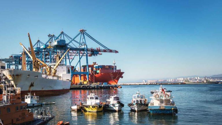 Navios cargueiros no porto