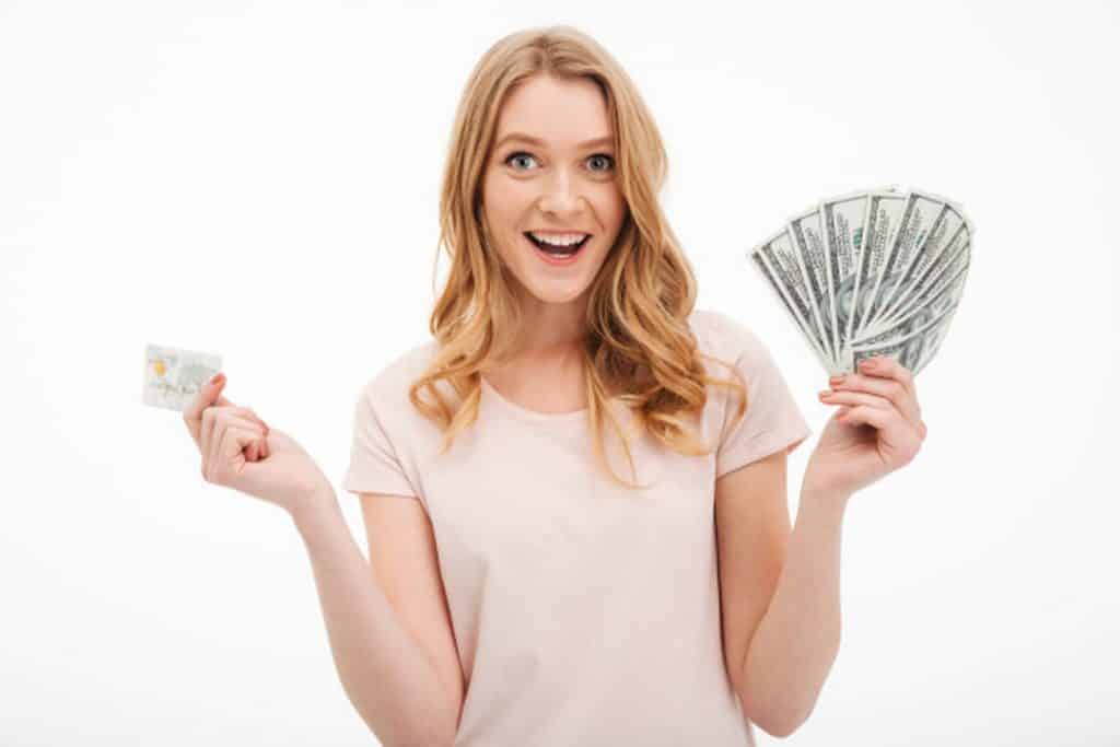 Quer fazer compras no exterior e receber cashback? Veja 5 opções de cartão que oferecem esse retorno e escolha a melhor para o seu estilo de vida.