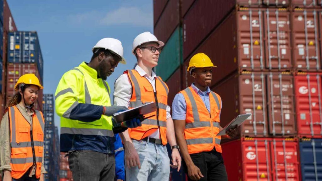 Gestores discutindo sobre os benefícios do Porto de Itajaí.