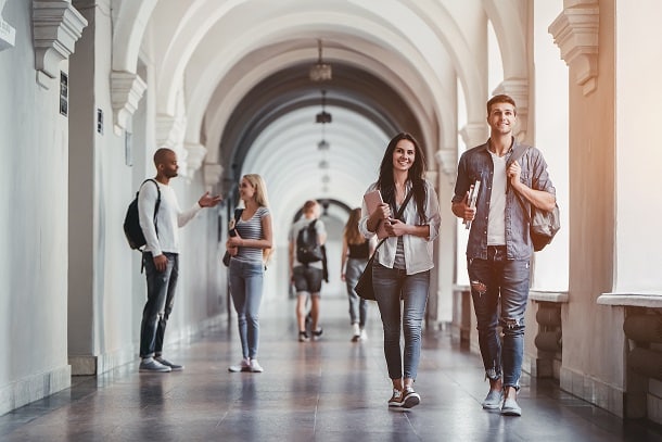 Estudar medicina na Argentina pode ser mais barato do que pagar pelo custo no Brasil.