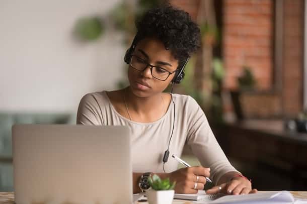 Através da Lionbridge é possível conseguir trabalhos freelancers de tradução e receber em dólar!