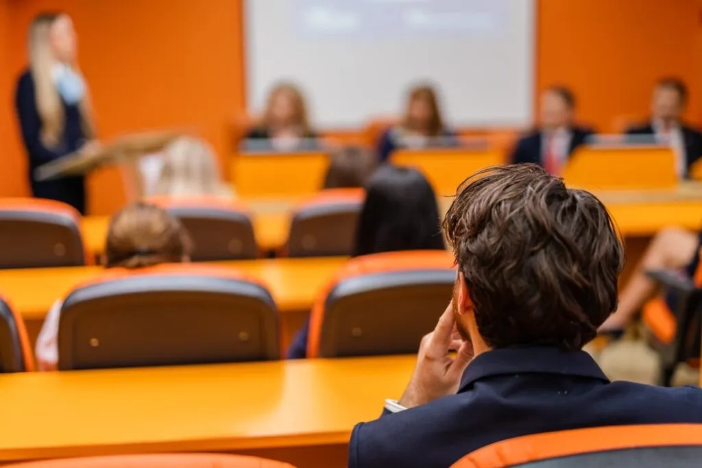 Alunos assistindo aula do MBA no INSEAD.