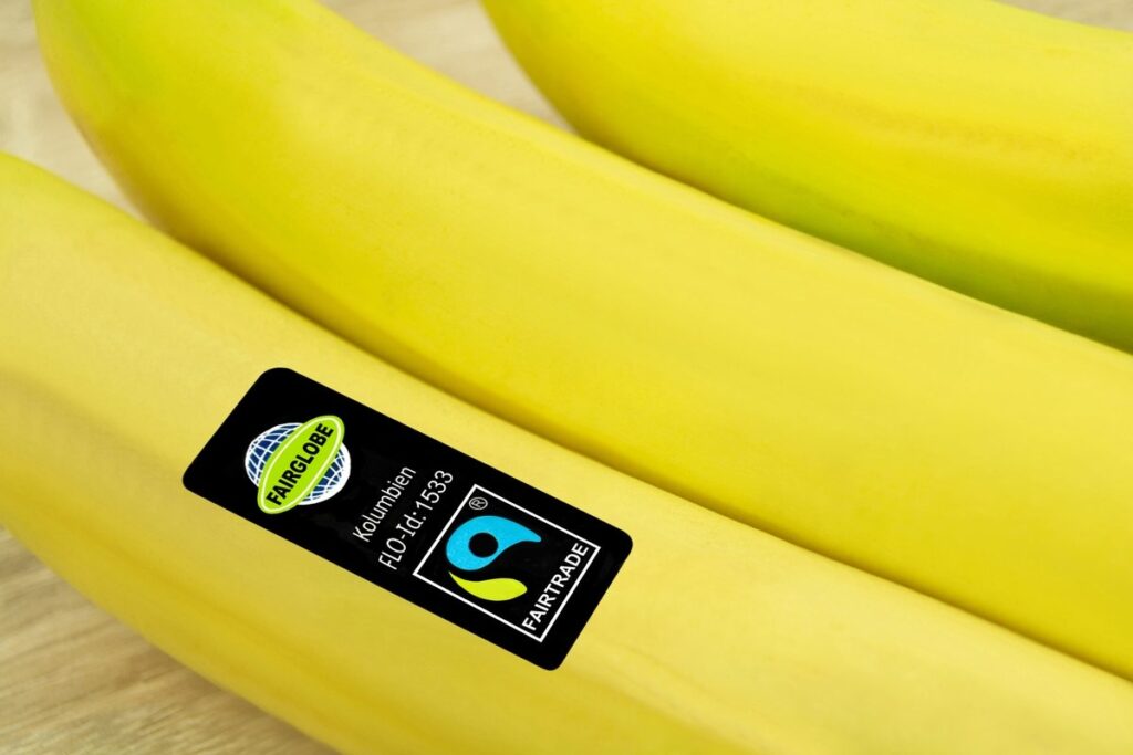 Banana com selo Fairtrade.