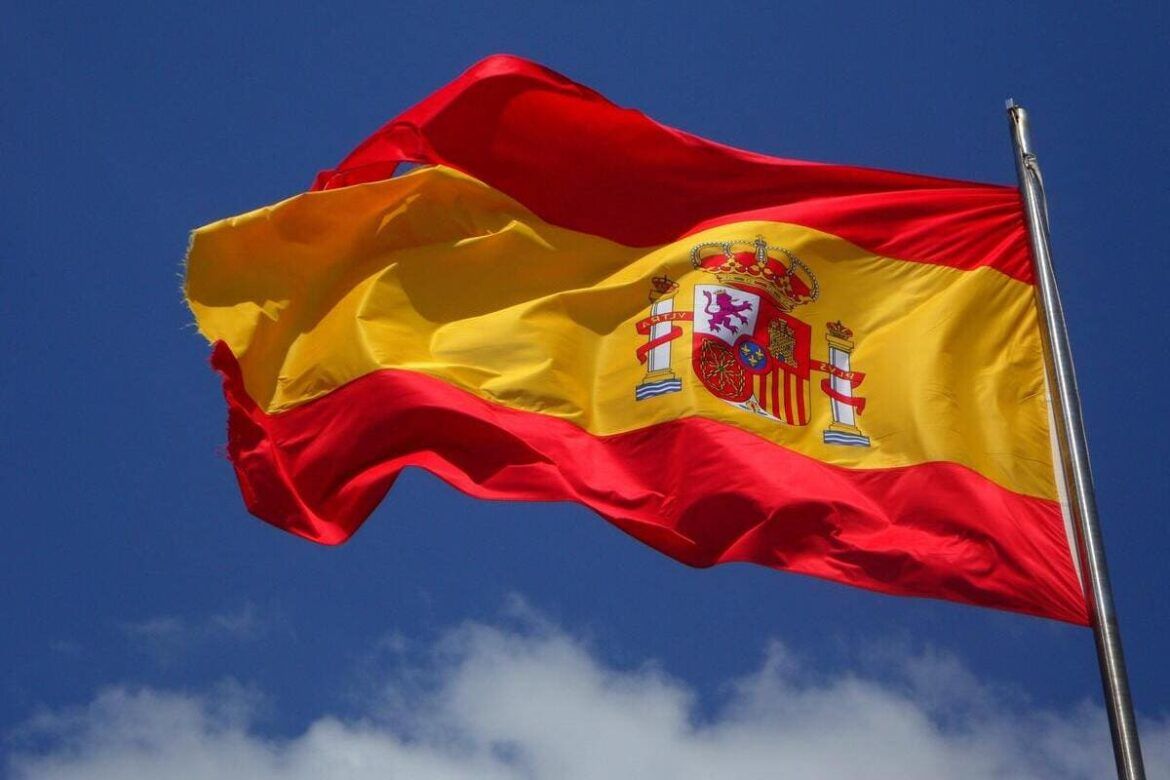 Imagem da bandeira da Espanha simbolizando um destino para fazer Intercâmbio Espanhol