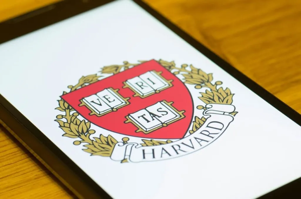 Foto do logo da Universidade de Harvard para falar dos preparos para entrar em uma Ivy League