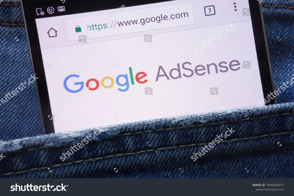 Imagem de um computador com a escrita Google Adsense