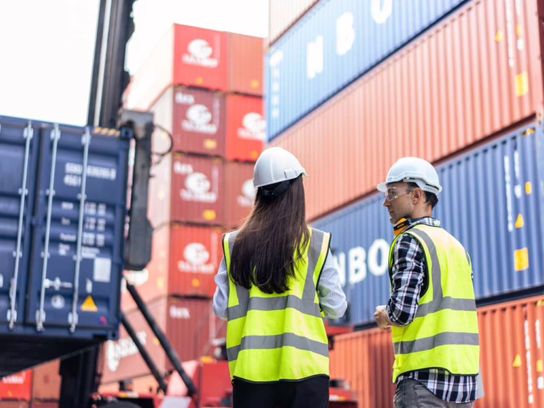 Trabalhadores fiscalizando produtos da Zona Franca de Manaus.