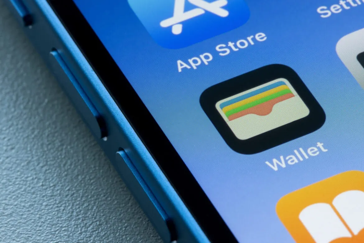 Celular mostrando como usar apple wallet