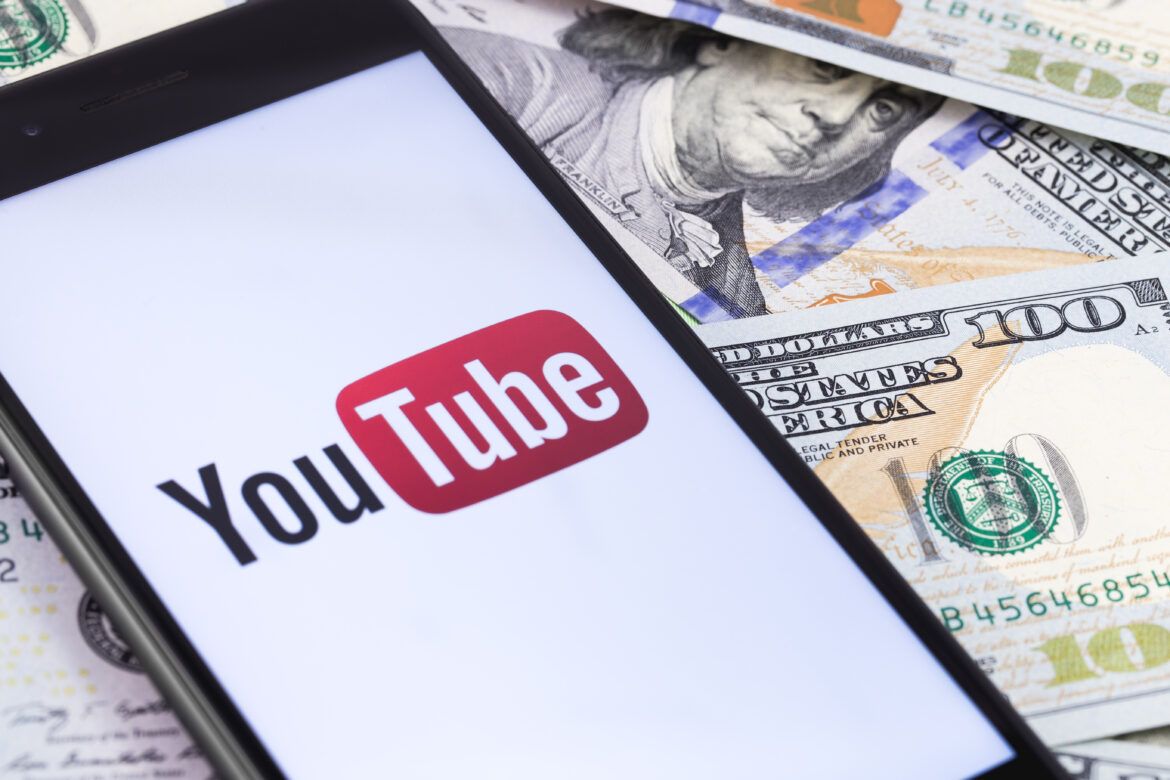 Celular acessando o Youtube para receber dinheiro