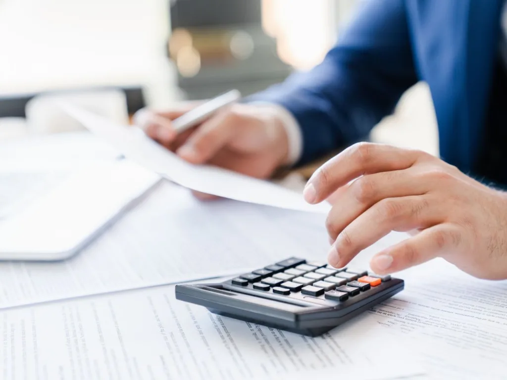 Homem calculando isenção de impostos, uma das vantagens do Drawback