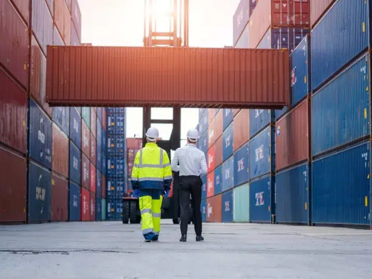 Funcionários verificando admissão temporária e exportação temporária dos produtos.