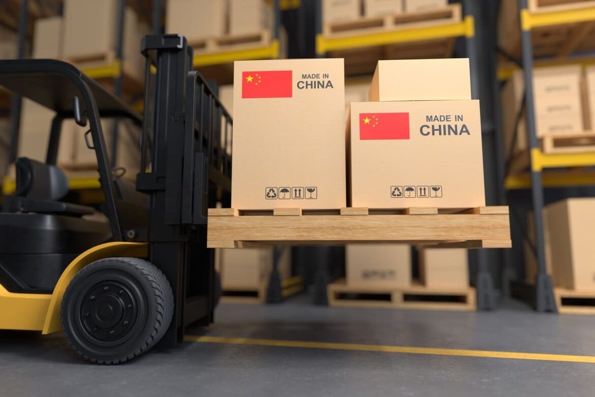 Carrinho carregando caixas de produto para falar como importar produtos da China