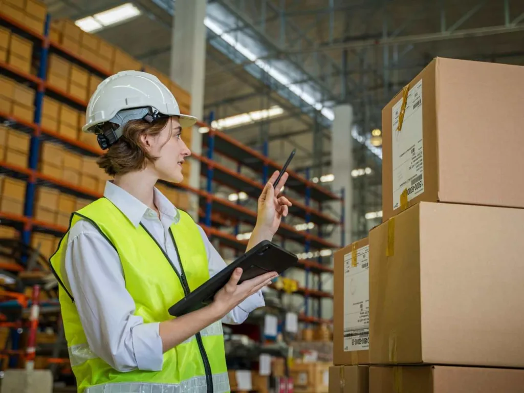 Mulher verificando documento de admissão temporária e exportação temporária dos produtos