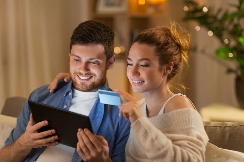 Homem e mulher acessando o Google Pay pelo tablet. 