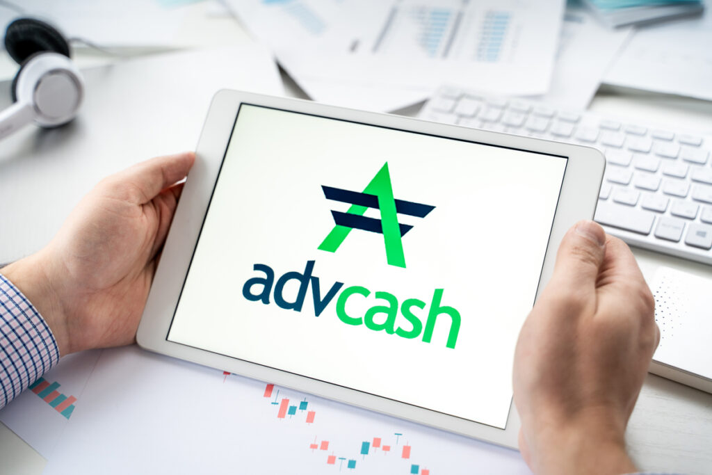 homem acessando a plataforma advcash pelo tablet
