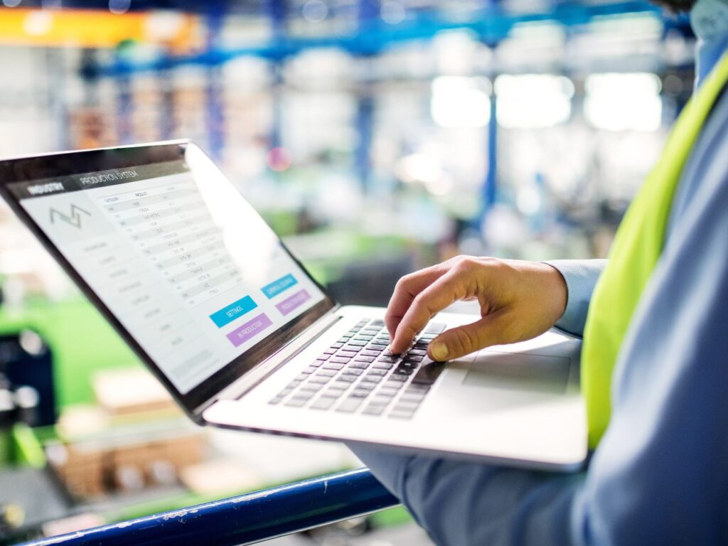 Homem lendo regulamento para exportar para os Estados Unidos