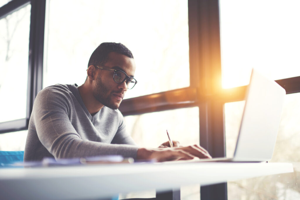 homem cobrando pelo serviço prestado como freelancer