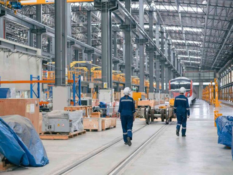 Operários caminhando na fábrica da Zona Franca de Manaus