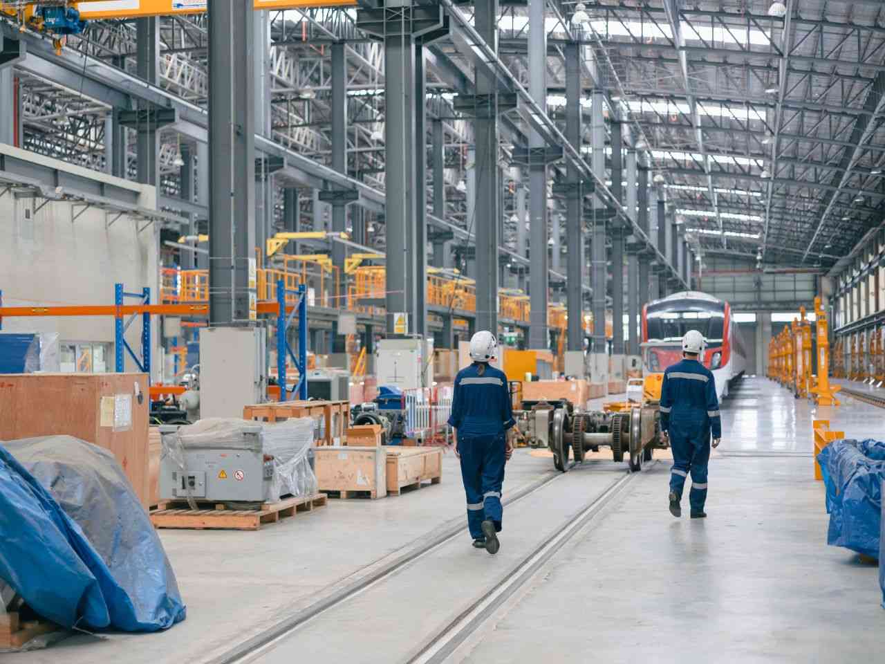 Operários caminhando na fábrica da Zona Franca de Manaus