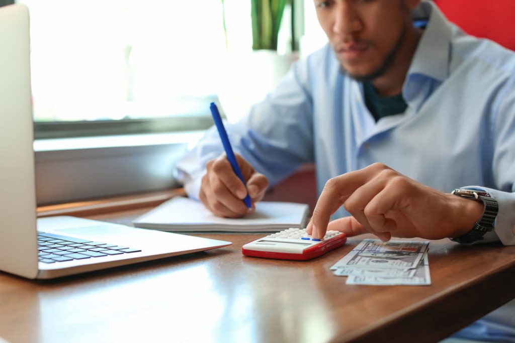 Transferências internacionais são rentáveis com dólar comercial