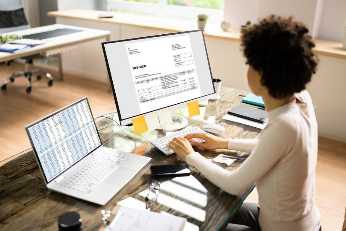 Mulher começando a gerar invoice online na tela do computador