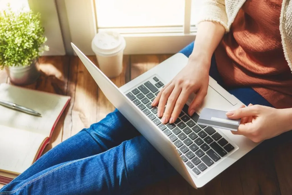 Mulher acessando o notebook em casa