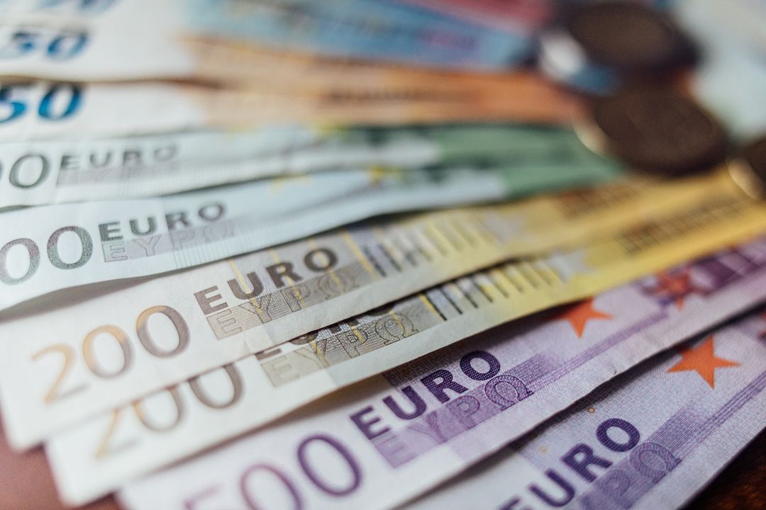 Foto de notas de euro de diversos valores
