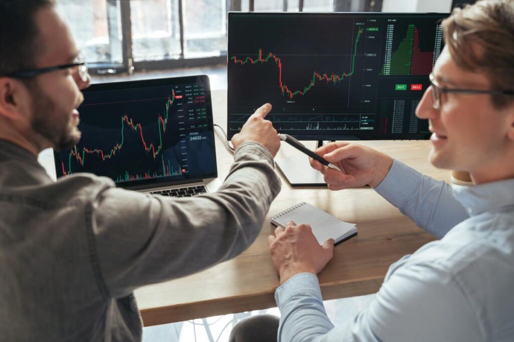 Especialistas financeiros analisando o índice MSCI da bolsa de valores.