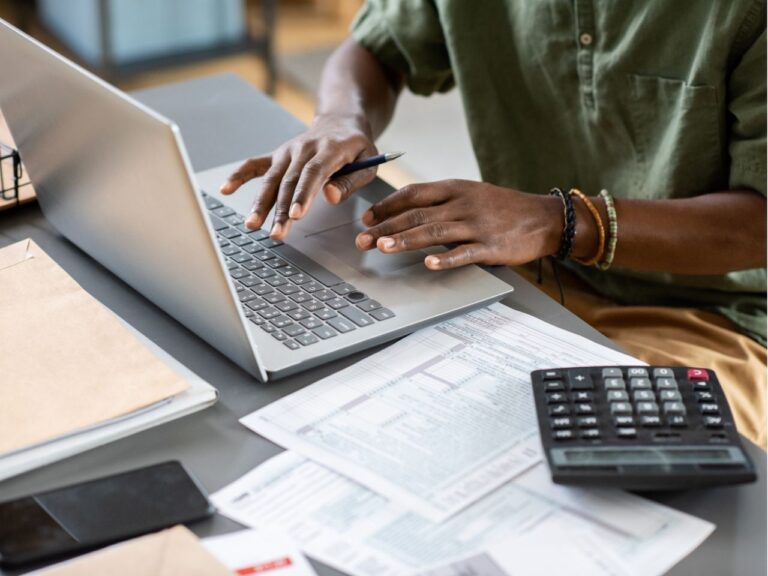 Homem estudando sobre organização financeira para freelancers