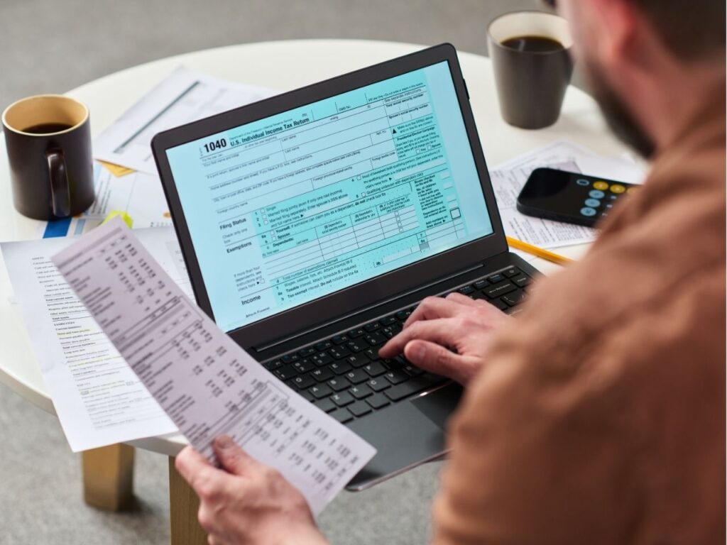 Mulher praticando a organização financeira para freelancer