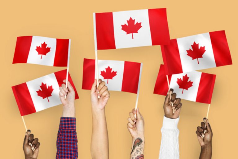 Parents and Grandparents Sponsorship: mãos segurando bandeiras do Canadá