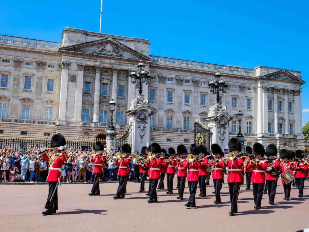Assistir a troca da guarda do rei é uma ideia para reduzir o orçamento de quantas libras por dia em Londres.