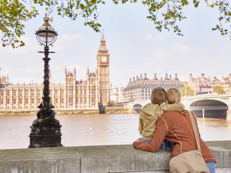 Mulher com filho admirando o Big Ben em Londres.