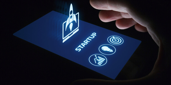 Imagem de um dispositivo com ícones na tela representando o crescimento para uma startup